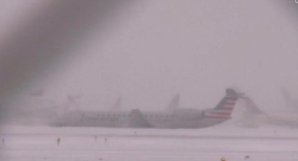 Σικάγο: Αεροσκάφος φεύγει από τον διάδρομο εξαιτίας του χιονιού (βίντεο)