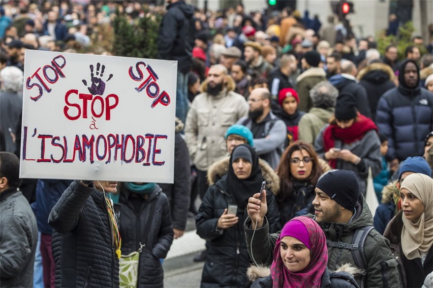 Γuμνόστηθες FEMEN εμφανίστηκαν σε πορεία στο Παρίσι και «τράβηξαν» τα βλέμματα (βίντεο)