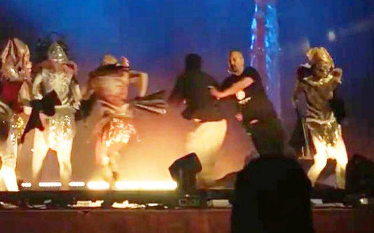 Σ.Αραβία: Άνδρας μαχαίρωσε 3 ηθοποιούς σε θεατρική παράσταση