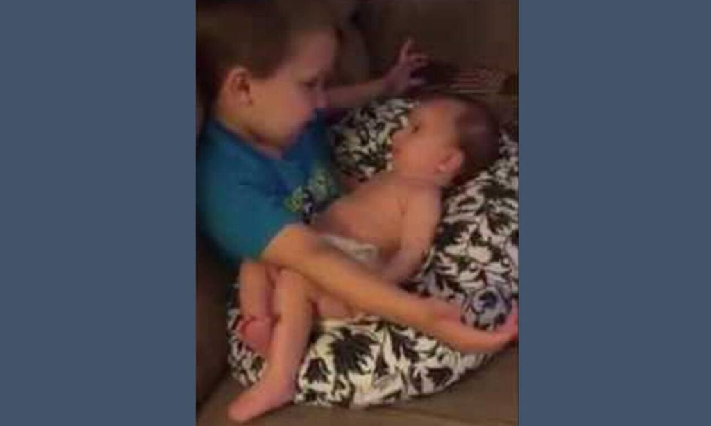 Αγοράκι τραγουδάει στο αδερφάκι του και «ρίχνει» το διαδίκτυο (βίντεο)