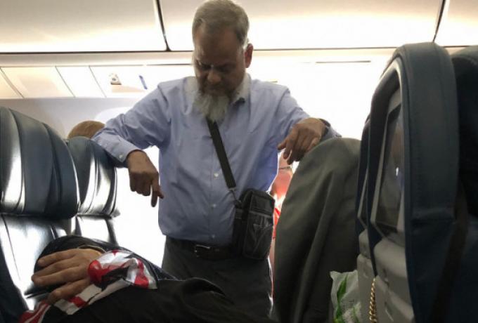 Viral: Άνδρας στάθηκε 6 ώρες όρθιος σε αεροπλάνο για να απλωθεί η γυναίκα του (φωτο)