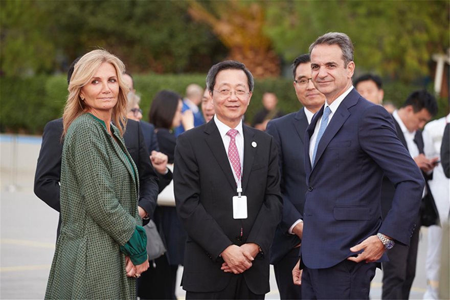 Επίσκεψη Σι Τζινπίνγκ: Η εντυπωσιακή Μαρέβα στο πλευρό του Κ.Μητσοτάκη (φώτο)