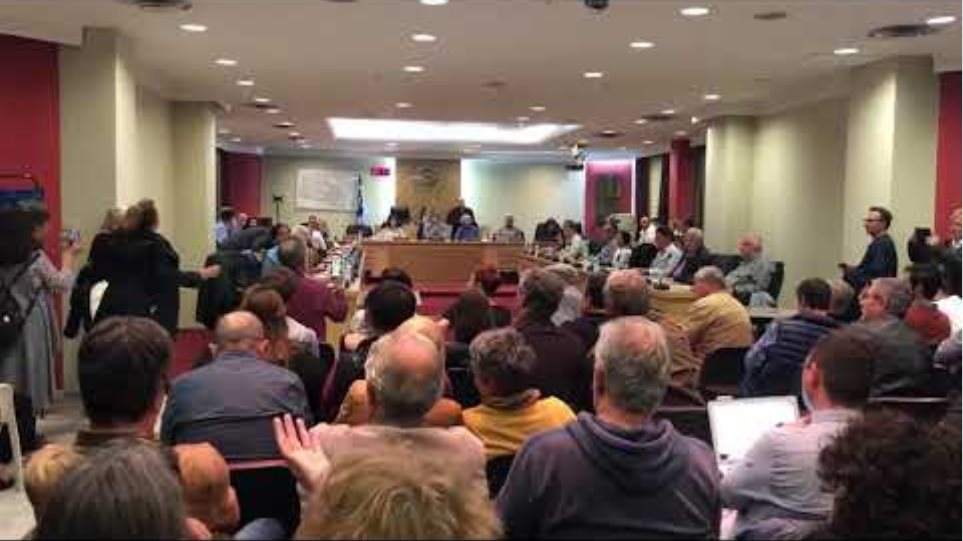 ΔΣ Καλαμαριάς: «Δεν μας ενημέρωσε η κυβέρνηση» – Κάτοικοι «στόλισαν» σύμβουλο που τους έλεγε «ρατσιστές»(βίντεο)