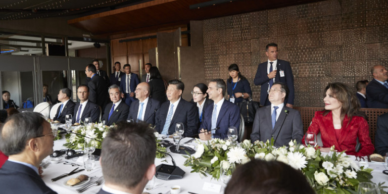 Όλα όσα έγιναν στο γεύμα Κ.Μητσοτάκη – Σι Τζινπίνγκ: Ποιοι παρακάθισαν και τι έφαγαν (φώτο)