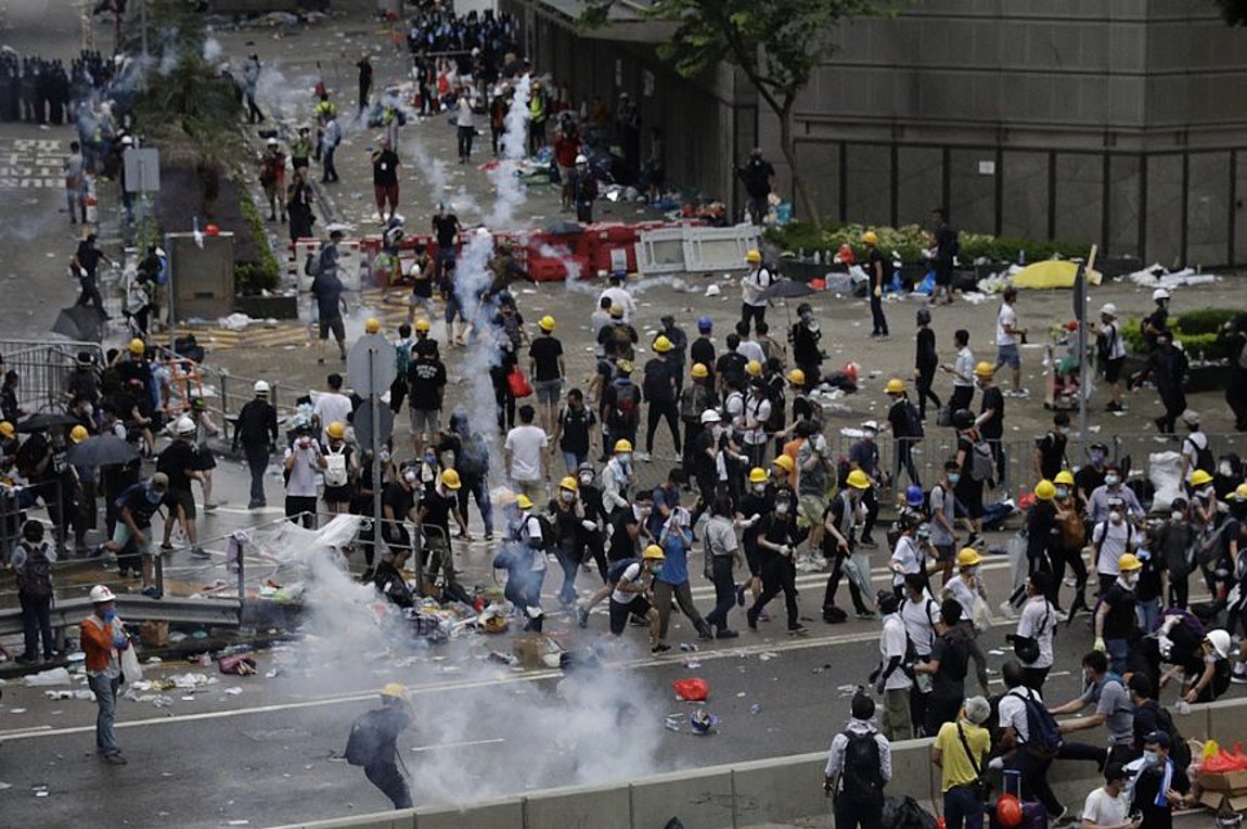 «Χάος» στο Χονγκ Κονγκ: Πυρπόλησαν άνδρα που επέκρινε τους διαδηλωτές (βίντεο)