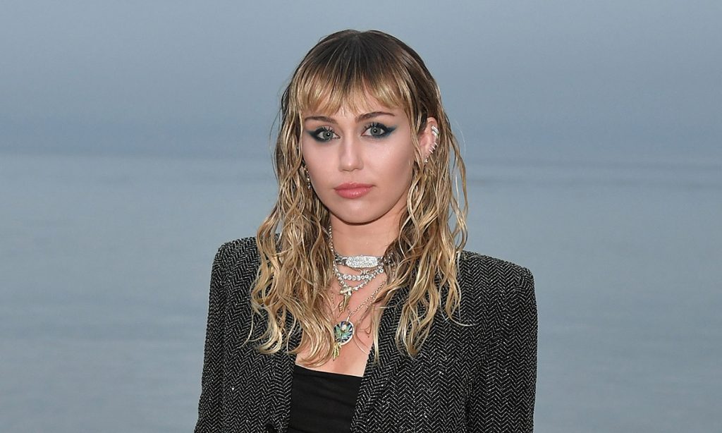Στο χειρουργείο η Miley Cyrus – Έκανε εγχείρηση στις φωνητικές της χορδές
