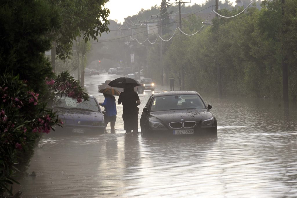 Κρήτη: Προβλήματα από την κακοκαιρία – Πλημμύρισαν δρόμοι και γεωργικές εκτάσεις (βίντεο)