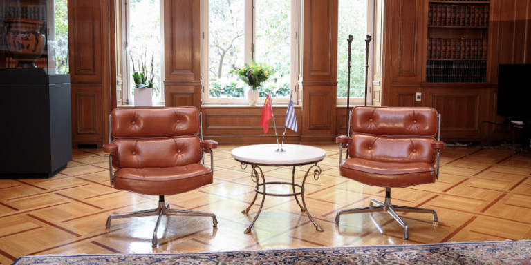 Ο Κ.Μητσοτάκης έβαλε τη δική του «πινελιά» στο Μ.Μαξίμου – Έβγαλε τις πολυθρόνες του Α.Τσίπρα (φώτο)