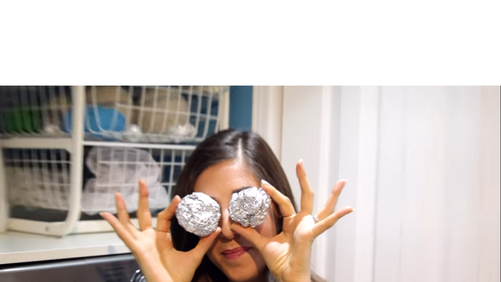 Δείτε για ποιο λόγο πρέπει να βάζουμε μια μπάλα αλουμινόχαρτο στο πλυντήριο (βίντεο)