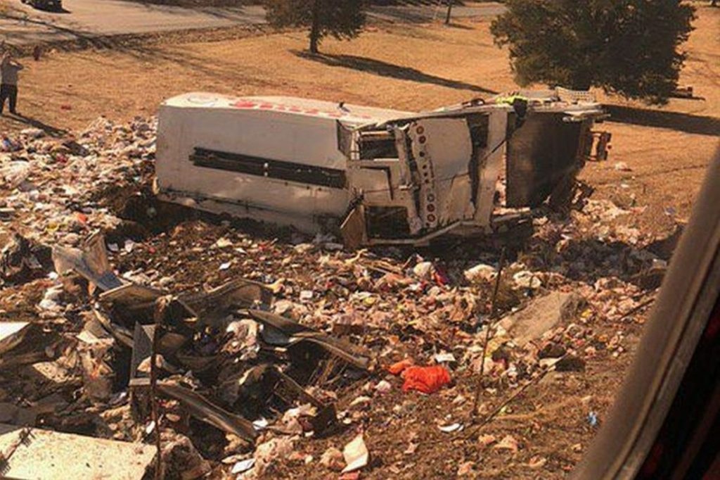 Τρομακτικό: Φορτηγό πέφτει αφρενάριστο με 80χλμ/ώρα σε αυτοκίνητα (βίντεο)