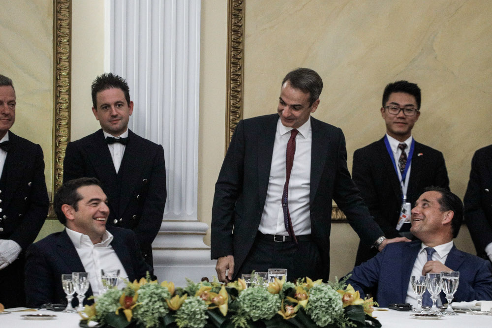 Δείπνο στο Προεδρικό: Τα χαμόγελα Α.Τσίπρα με Α.Γεωργιάδη και Κ.Μητσοτάκη (φώτο)