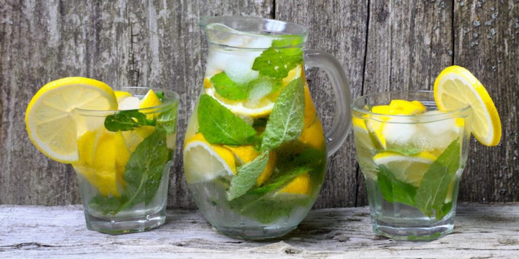 Νερό με λεμόνι: Έξι μύθοι που όλοι πιστεύουμε αλλά δεν ισχύουν τελικά