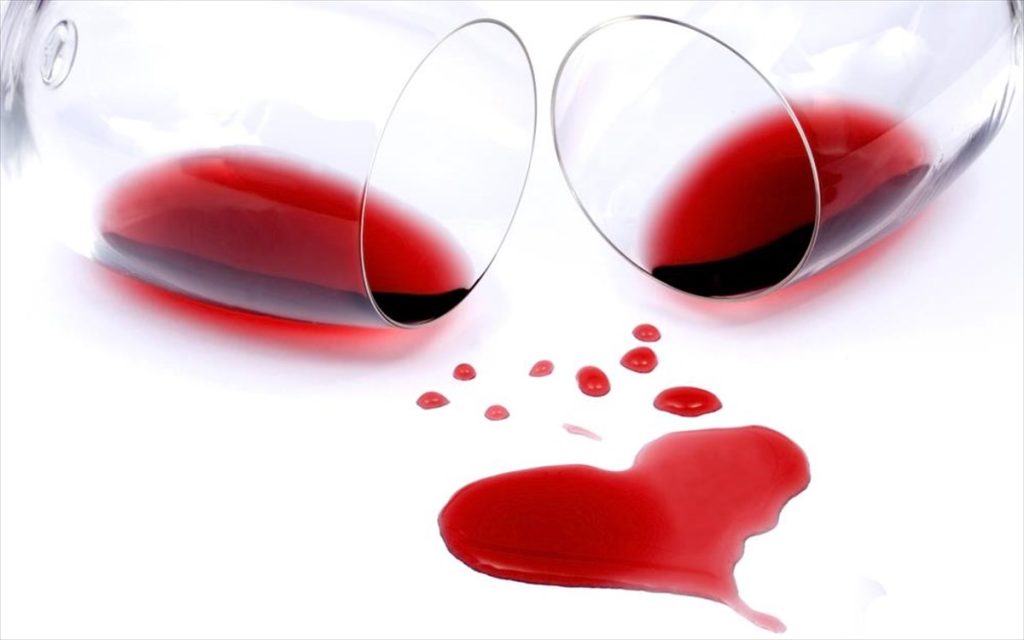 Κόκκινο κρασί: Πώς θα αφαιρέσετε τον λεκέ απο το τζίν παντελόνι