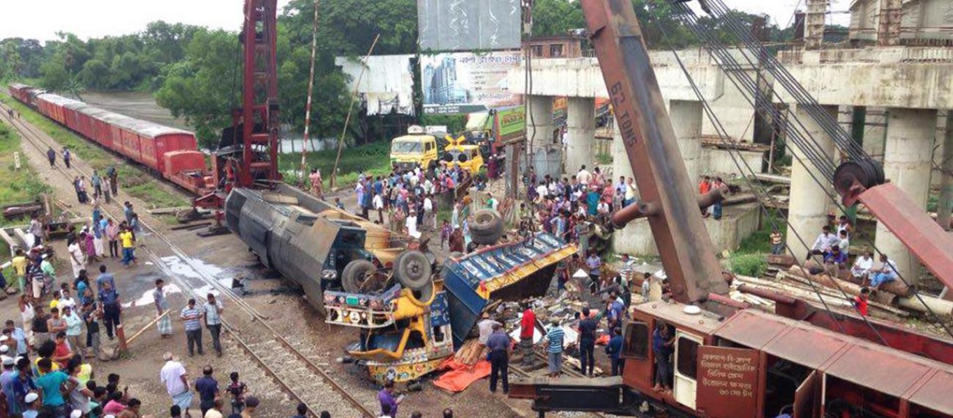 Η στιγμή της μετωπικής σύγκρουσης τρένων στο Μπαγκλαντές με τους 16 νεκρούς (βίντεο)