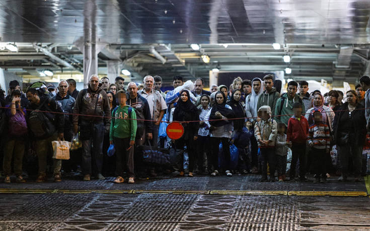 Πειραιάς: Καταφθάνουν με πλοίο οι 200 αλλοδαποί που θα εγκατασταθούν στην  Ιερά Μονή Πορετσού