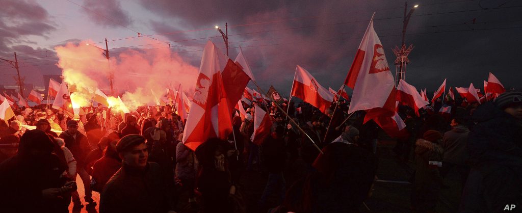 Βαρσοβία – Μεγαλειώδης πορεία από 150.000 Πολωνούς: «Η ΕΕ μας οδηγεί στην καταστροφή»!