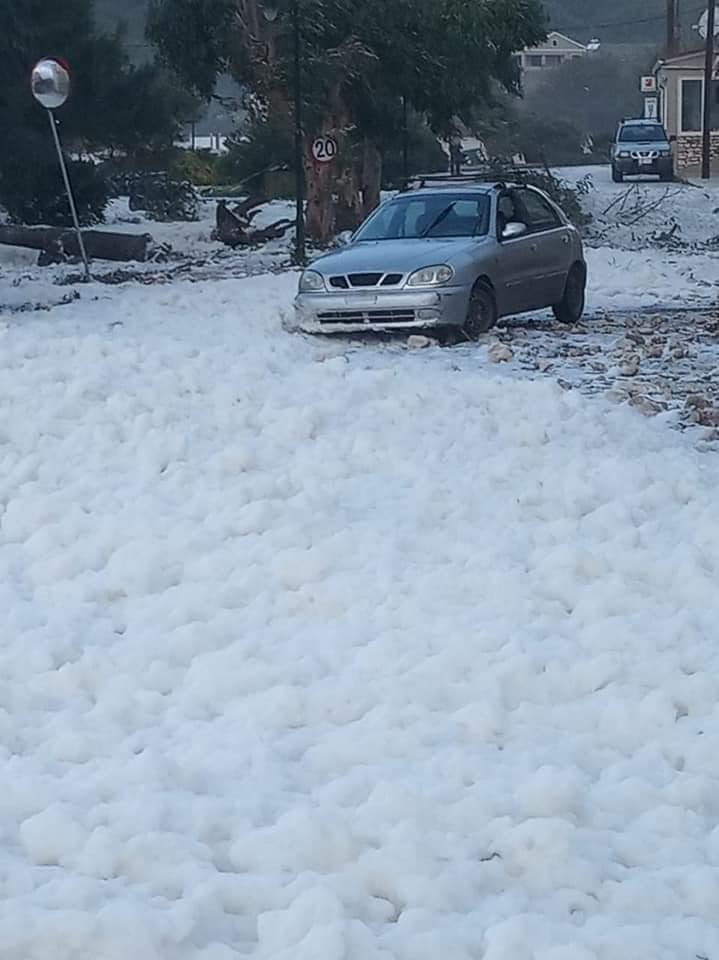 Γέμισε αφρούς η παραλία των Οθωνών – Σπάνιο το θέαμα