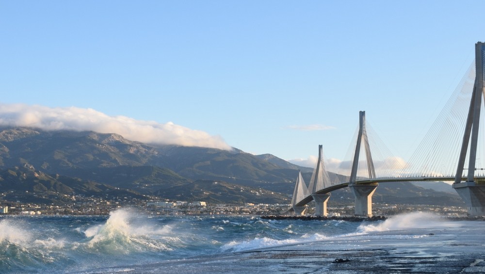 Ρίο: Η θάλασσα «σκέπασε» την παραλιακή λεωφόρο (βίντεο)