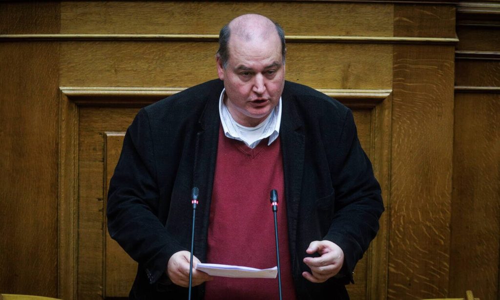 Προκλητική δήλωση Ν.Φίλη: «Ο νέος που πετάει μολότοφ δεν έχει σχέση με τους τρομοκράτες»