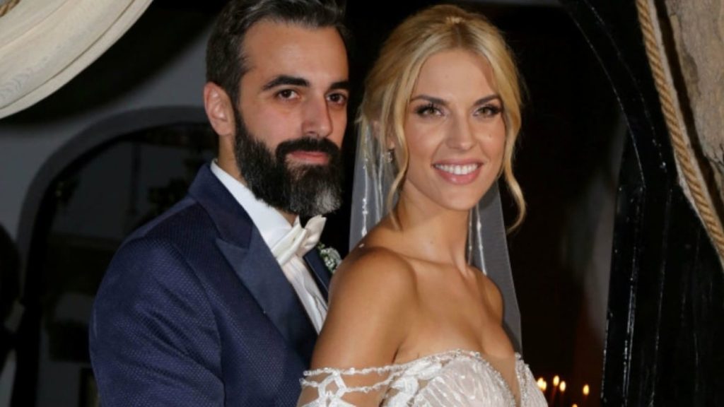 Μαντώ Γαστεράτου: Ποζάρει στο κρεβάτι της στον όγδοο μήνα της εγκυμοσύνης της (φώτο)