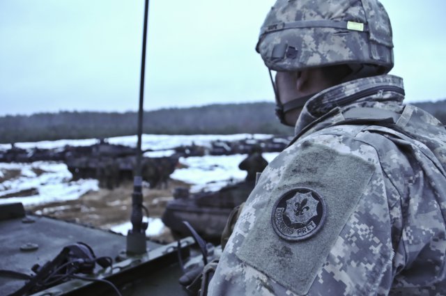 Γερμανία: Αμερικανοί στρατιώτες της δύναμης ταχείας επέμβασης σε άσκηση με πραγματικά πυρά