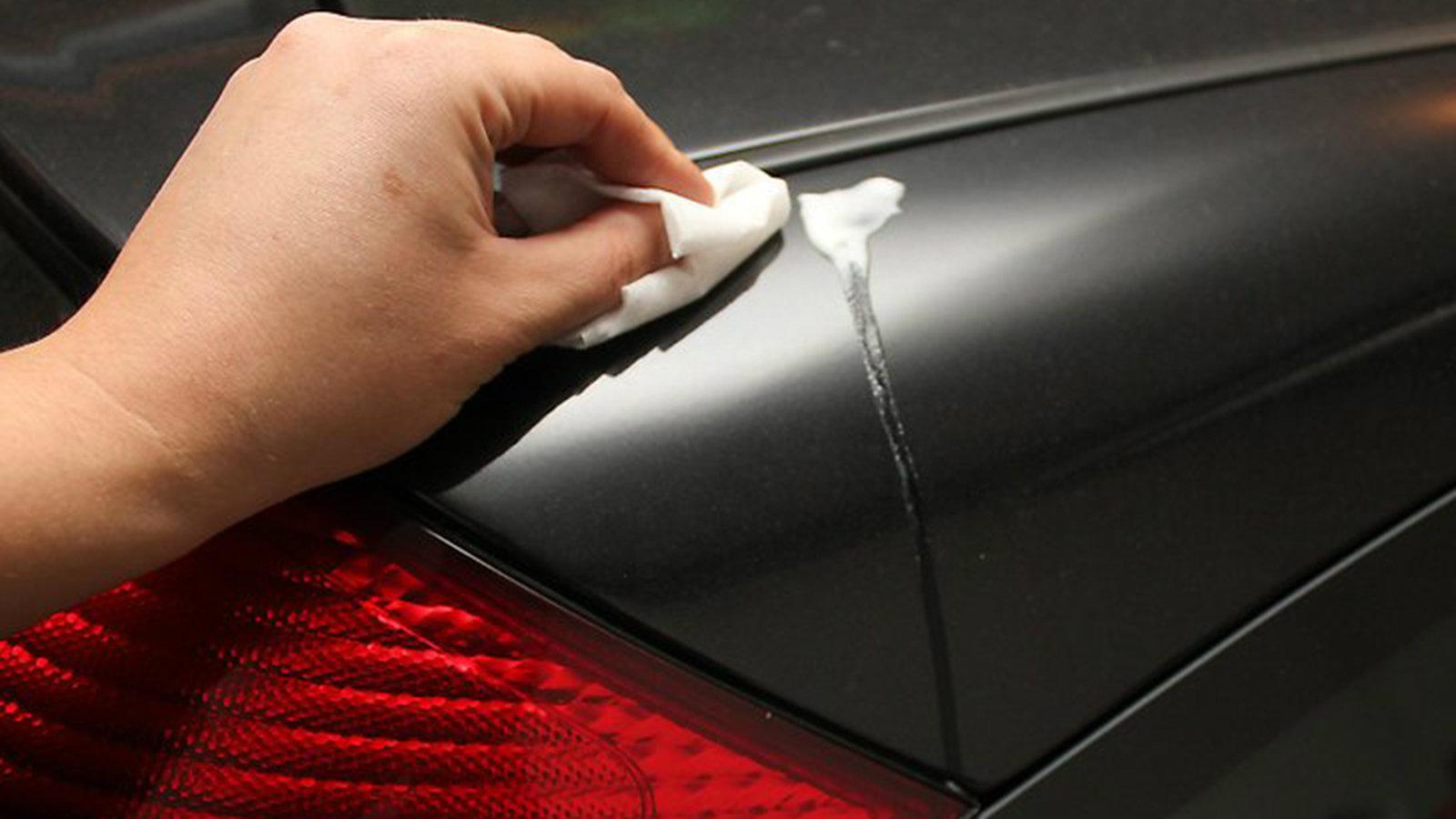 Δείτε με τι πρέπει να ψεκάσετε για να εξαφανίσετε τις γρατσουνιές από το αυτοκίνητό σας (βίντεο)