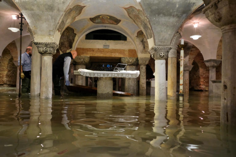 Βιβλική καταστροφή στην Βενετία: Πλημμύρισε ο ναός του Αγίου Μάρκου – Προσπαθούν να σώσουν ότι μπορούν (βίντεο)