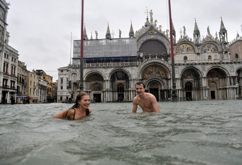 Βενετία: Τουρίστες κάνουν μπάνιο στην πλατεία του Σαν Μάρκο (βίντεο)