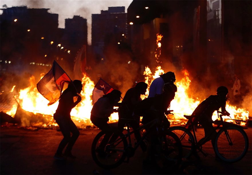 «Κόλαση» στην Χιλή: Αιματηρές συγκρούσεις διαδηλωτών με αστυνομικούς – Στους 22 οι νεκροί (βίντεο)