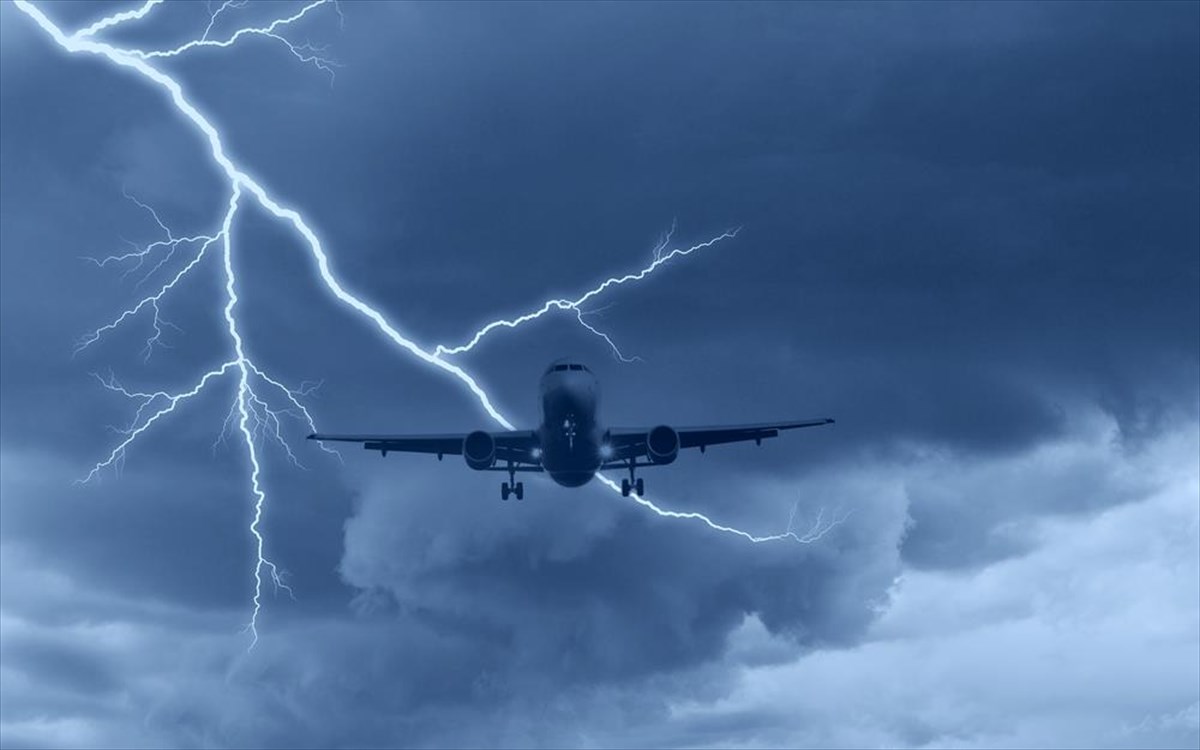 «Τρόμος» στον αέρα: Αεροπλάνο της Aegean με προορισμό το Ηράκλειο χτυπήθηκε από κεραυνό – Προσγειώθηκε στα Χανιά (φωτο)