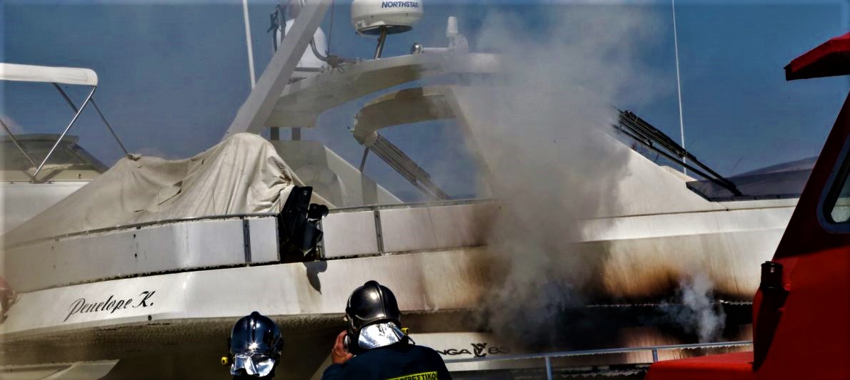 Καίγονται σκάφη στην Μαρίνα Γλυφάδας – Είχε ζητηθεί αύξηση των μέτρων ασφαλείας από τον δημοτικό σύμβουλο Τ.Γκουριώτη