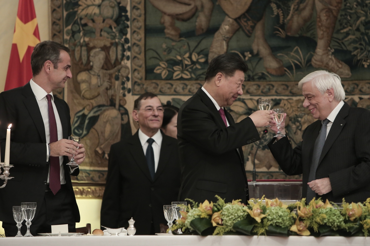 Ο Π.Παυλόπουλος «μεθάει» τους ξένους ηγέτες με γλυκό κρασί