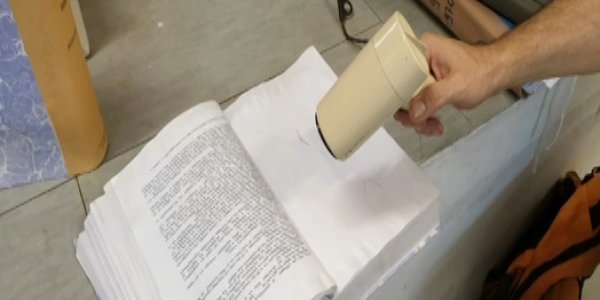 Πρωτοφανές: Πλημμύρισε το Πρωτοδικείο Αθηνών και στεγνώνουν τις δικογραφίες με πιστολάκι (βίντεο)