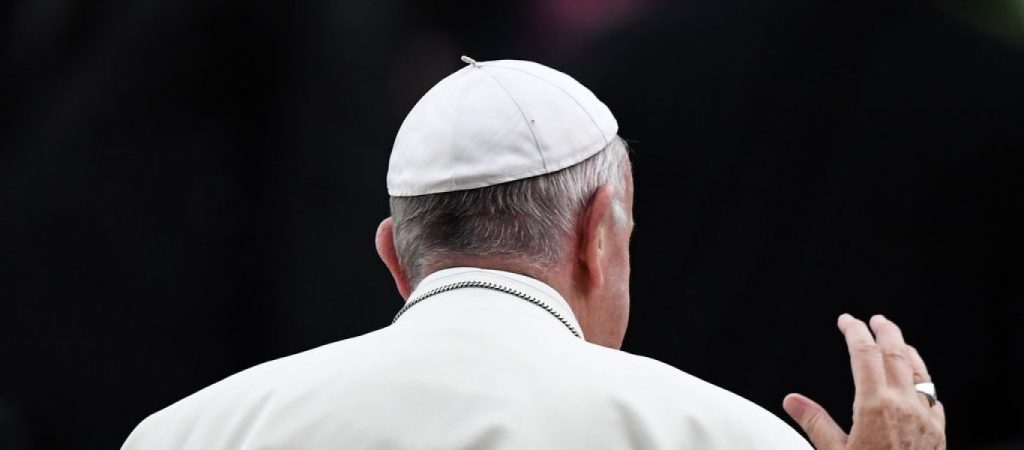 Από που προήλθε η φράση «έπιασε τον Πάπα από τα…»;