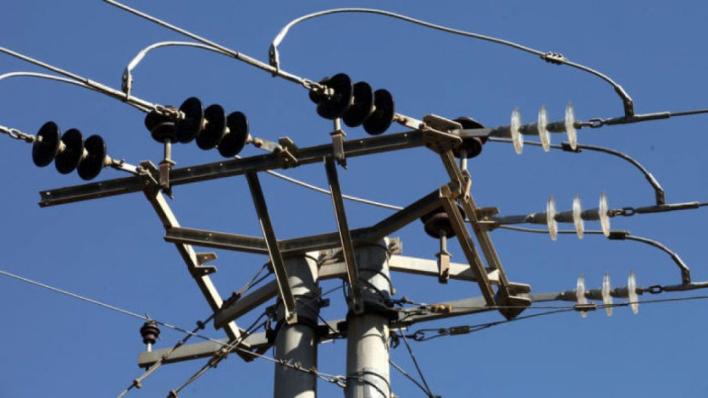 Ταϊλανδή «κεραυνοβολήθηκε» από καλώδιο 22.000 Volt και επέζησε – Τραυματίστηκε σοβαρά στα πόδια (βίντεο)