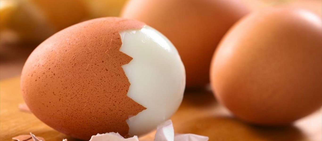Δεν φαντάζεστε τι γίνεται όταν βουτάς ένα αβγό σε ξίδι και μετά σε σιρόπι (βίντεο)