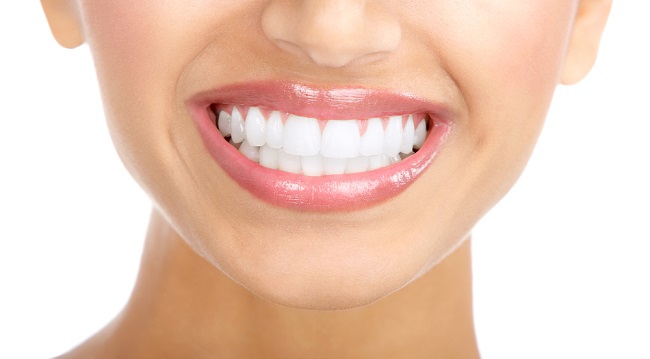 Υπάρχει τρόπος να αποκτήσετε λευκά δόντια με φυσικό τρόπο;