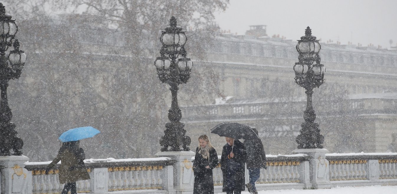 Γαλλία: «Χάος» από τις χιονοπτώσεις – 1 νεκρός και 300.000 σπίτια χωρίς ηλεκτρικό