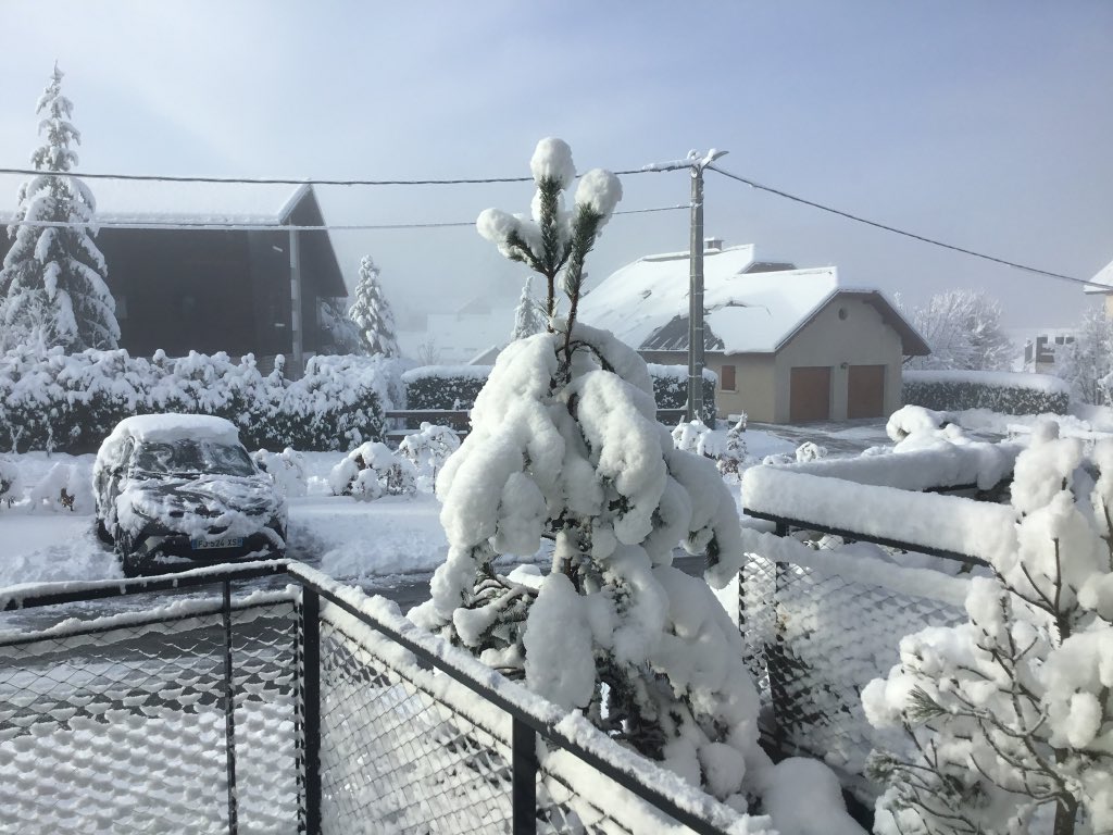 Γαλλία: Χωρίς ηλεκτρικό 200.000 σπίτια από τις σφοδρές χιονοπτώσεις