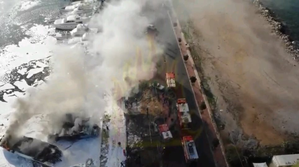 Γλυφάδα: Η πυροσβεστική έδωσε στη δημοσιότητα το βίντεο από τη μάχη που έδωσε στη μαρίνα (βίντεο)