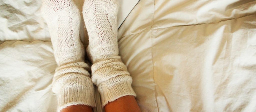 Βρέχει τις κάλτσες του με νερό και ξύδι και πέφτει για ύπνο – Δεν φαντάζεστε το αποτέλεσμα