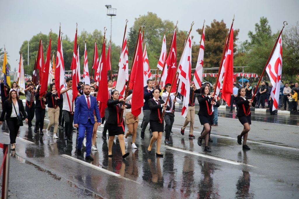 Κύπρος: Η προκλητική τουρκική παρέλαση στα κατεχόμενα – Δεν πέταξαν τουρκικά F – 16 (βίντεο – φωτό)