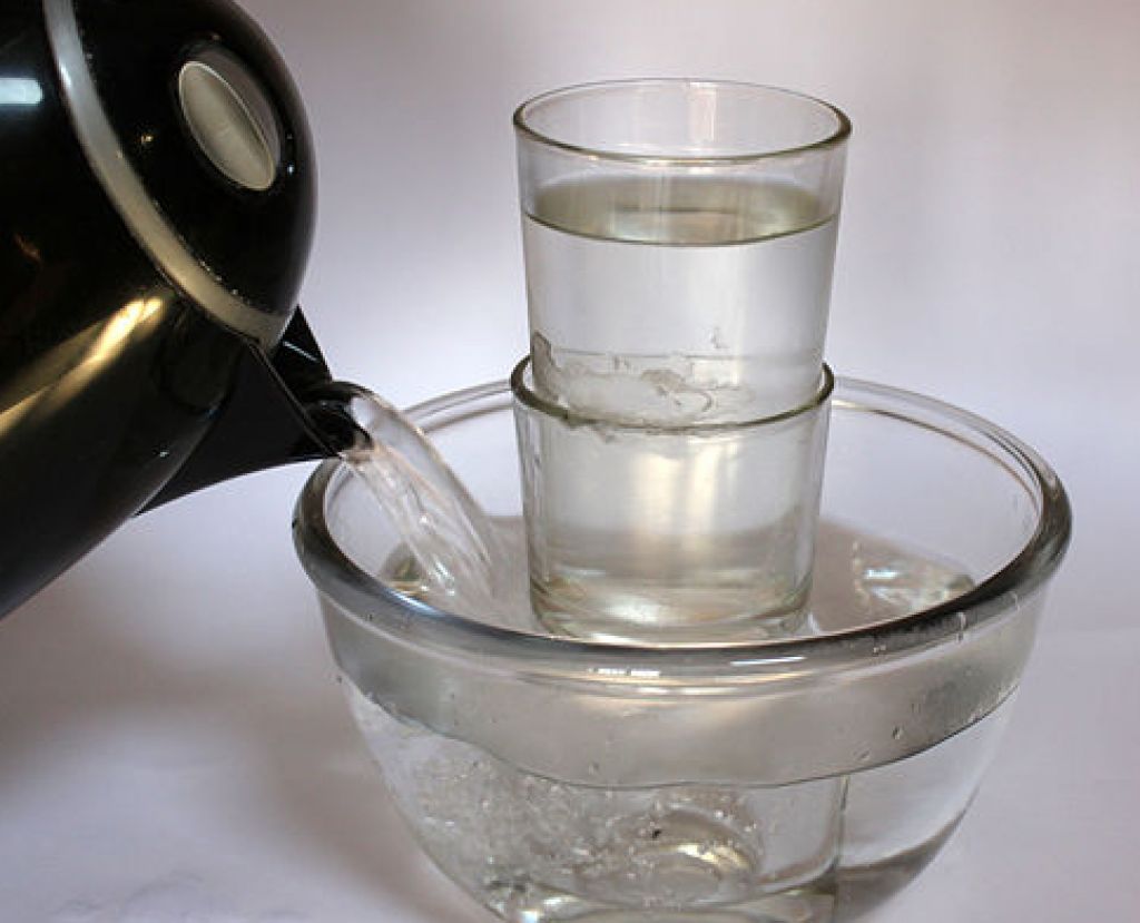 Το έξυπνο και γρήγορο κόλπο για να ξεκολλήσετε δύο γυάλινα ποτήρια σε δευτερόλεπτα