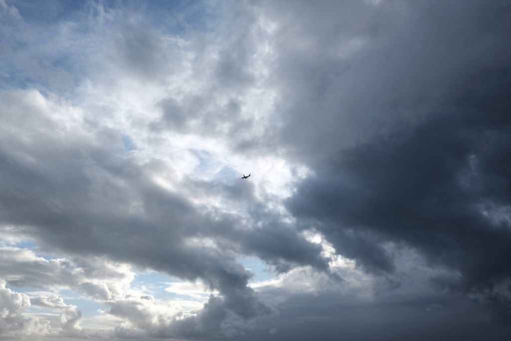 Καιρός: Άστατος με βροχές και καταιγίδες στα Δυτικά – Ψηλά η θερμοκρασία