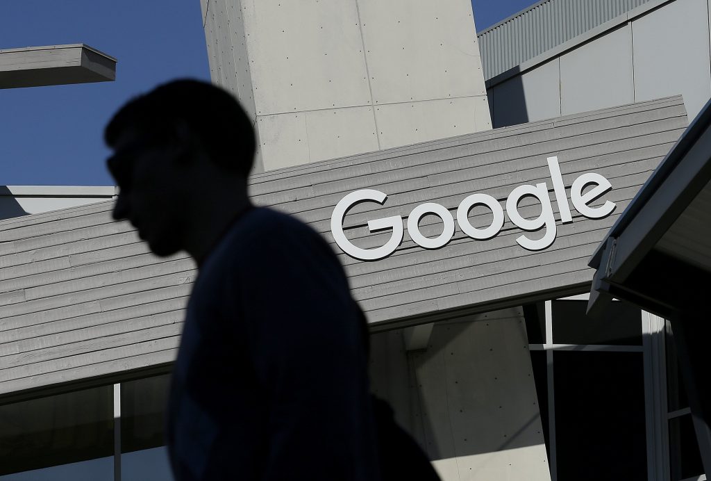 WSJ: «Η Google χειραγωγεί τα αποτελέσματα των αναζητήσεων» – Οι «δεξιές» ιστοσελίδες «τρώνε μπλοκ»