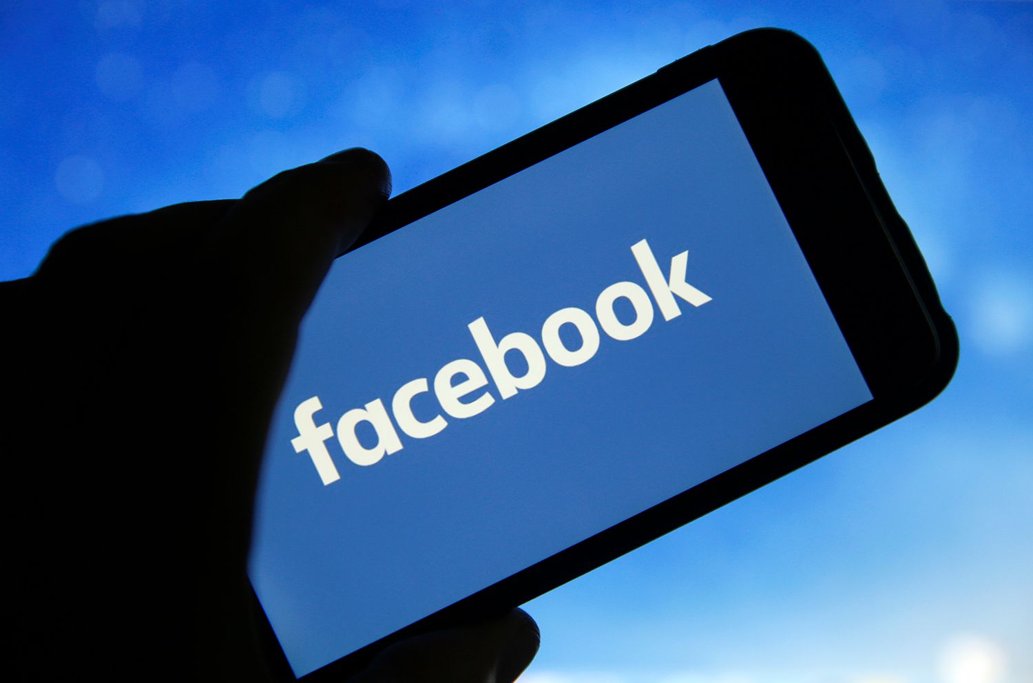 Εφαρμογή του Facebook ανοίγει μόνη της την κάμερα του κινητού – Ανησυχία για τα προσωπικά δεδομένα των χρηστών (βίντεο)