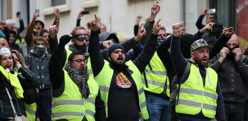 Κίτρινα Γιλέκα: «Κάντο όπως ο Νεϊμάρ» – Η «επική» πτώση διαδηλωτή (βίντεο)