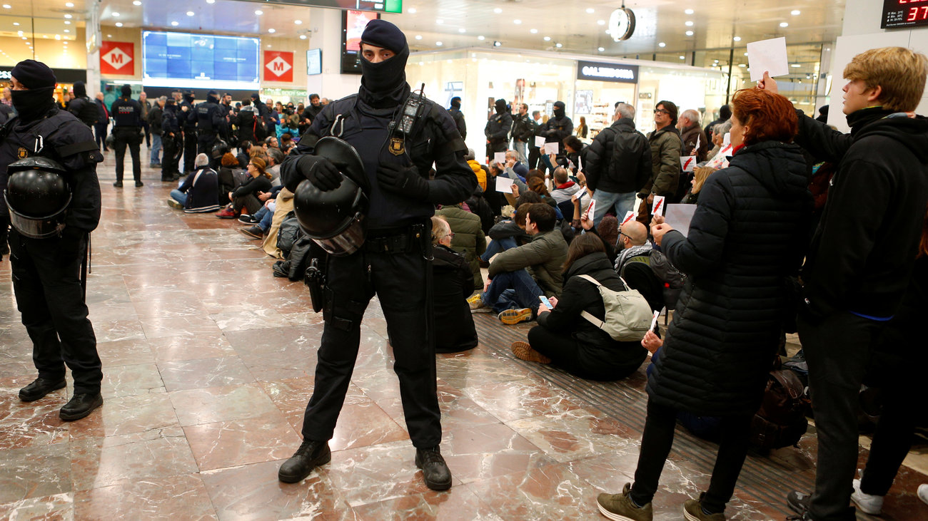 Ισπανία: Διαδήλωση υπέρ της ανεξαρτησίας στη Βαρκελώνη – Το «παρών» έδωσαν αποσχιστικές σημαίες (φωτό)