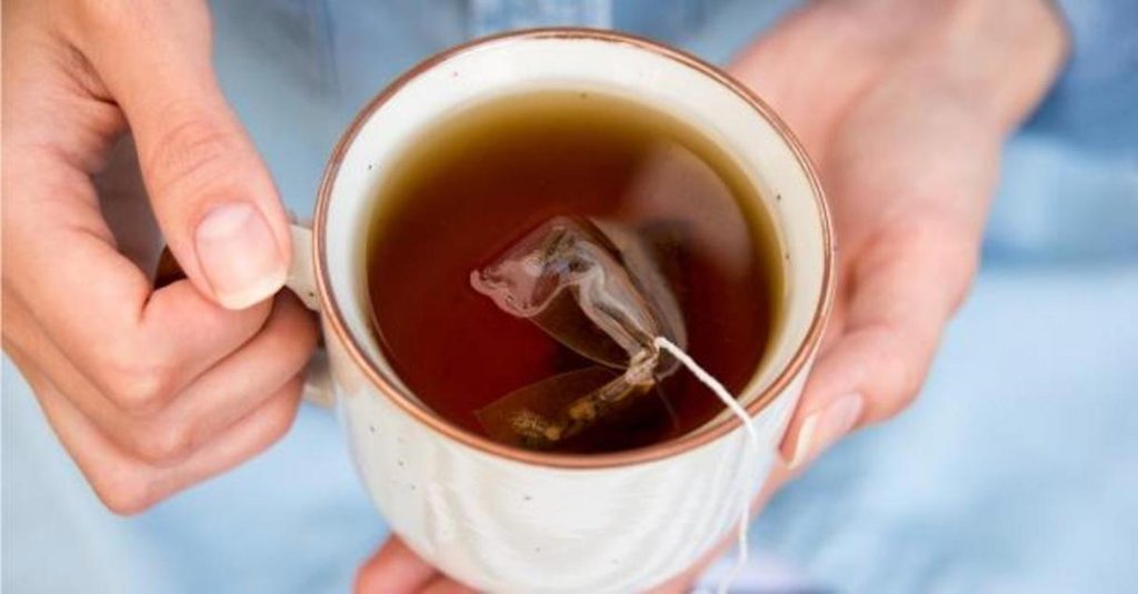 Αυτός είναι ο λόγος που δεν πρέπει να πετάτε τα σακουλάκια από το τσάι που φτιάχνετε (βίντεο)