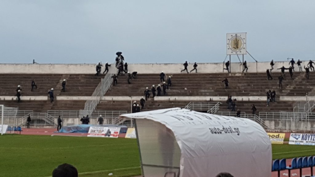 «Χαμός» στον αγώνα Τρίκαλα – Αιγάλεω – Επεισόδια και τραυματισμοί οπαδών (βίντεο)